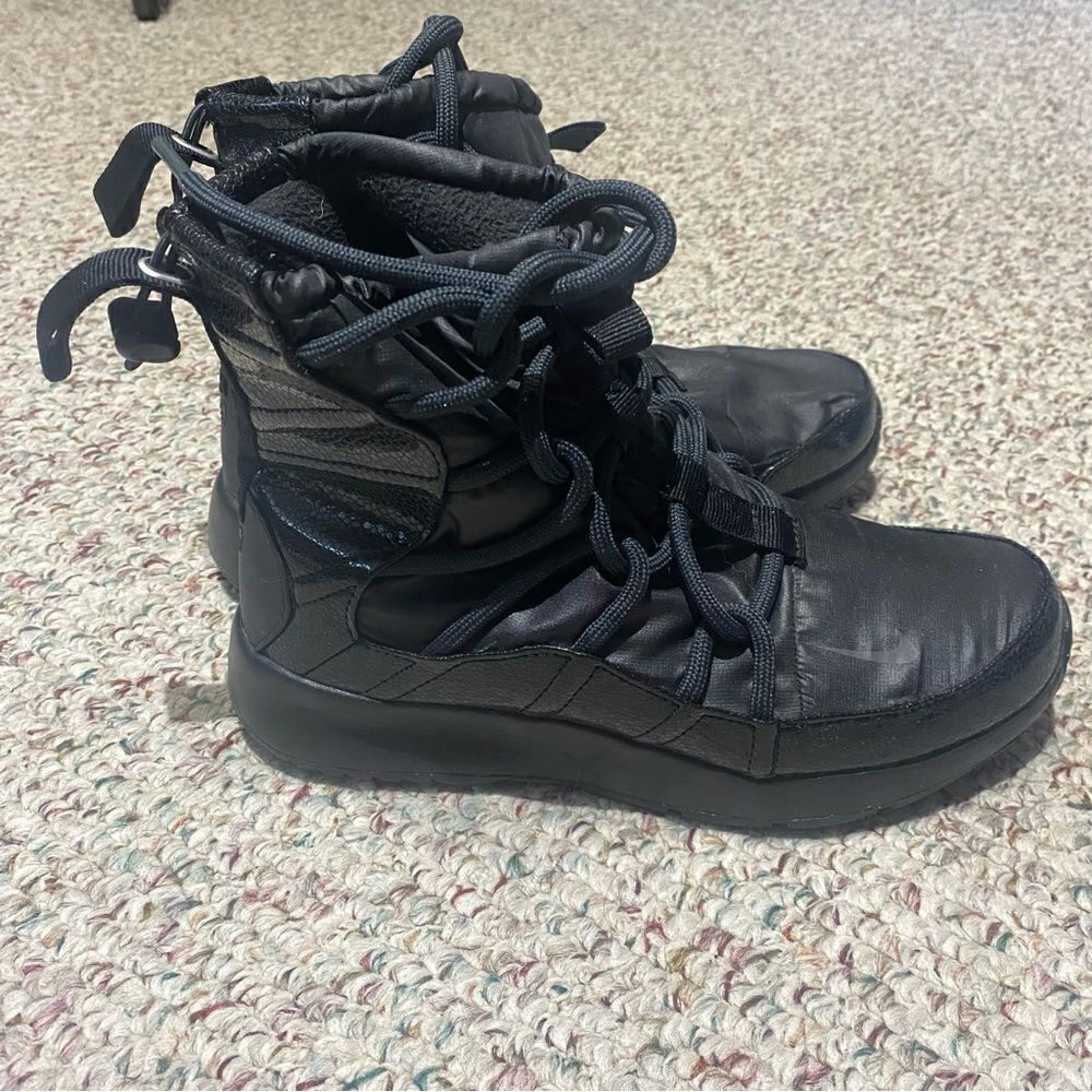 Nike Tanjun High Rise Triple Black Winter Boots Womens Size 6 - Picture 3 of 6